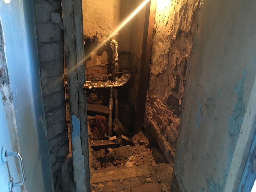 Справа от входа в дом ужасает комната "коммуникаций" Фото: БОРЗОВ Денис