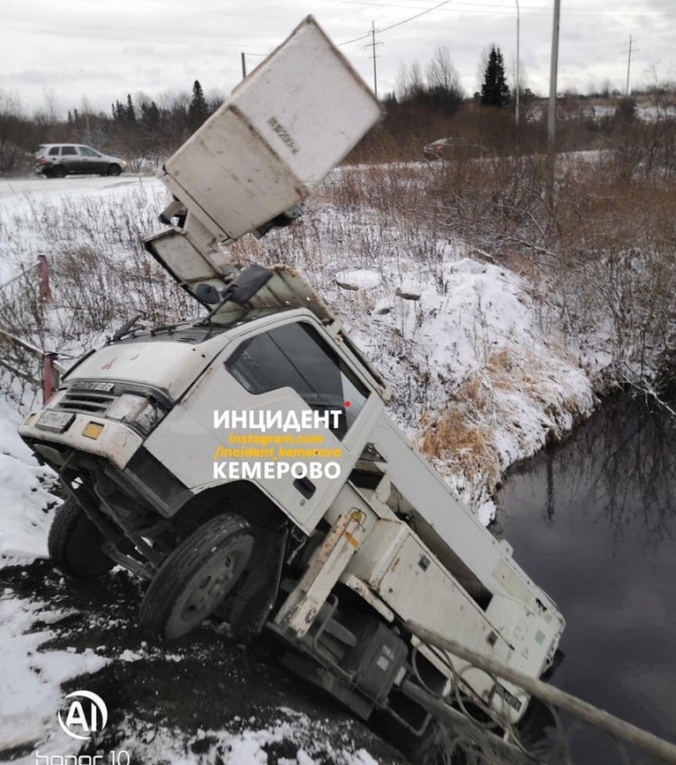 Автовышка зависла на мосту в Кемеровском районе. ФОТО: vk.com, "Инцидент Кемерово"