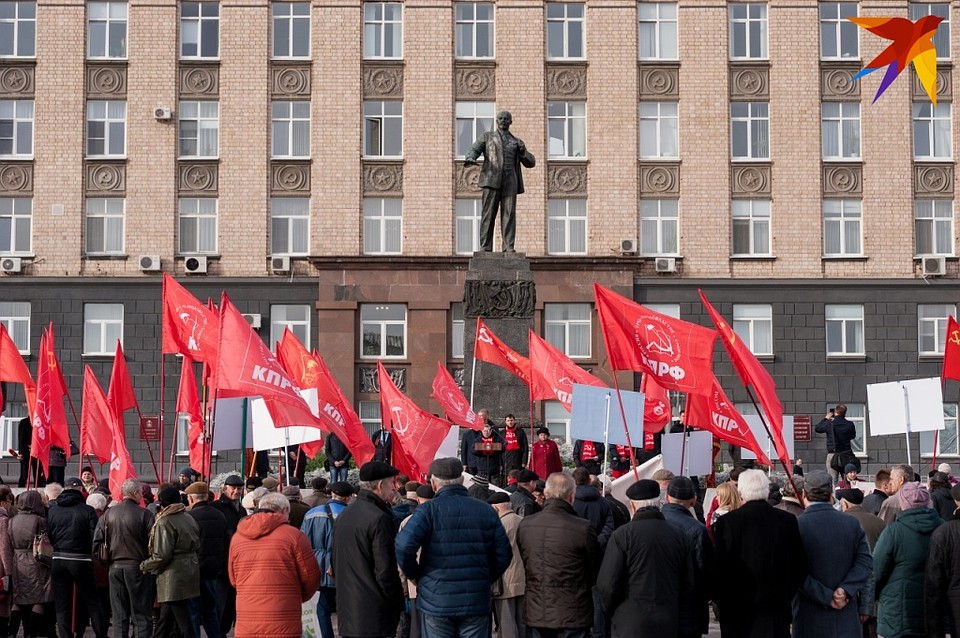 В завершении митинга его участнитники возложили цветы к памятнику Владимиру Ленину Фото: Вячеслав КОВАЛЕНКО