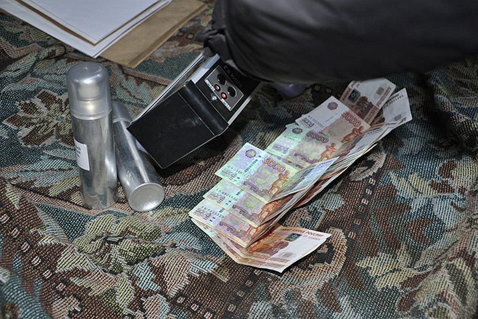 Как полагают следователи, чиновник за взятку обещал помочь с продажей квартиры. Фото: пресс-служба СУ СКР по Брянской области.