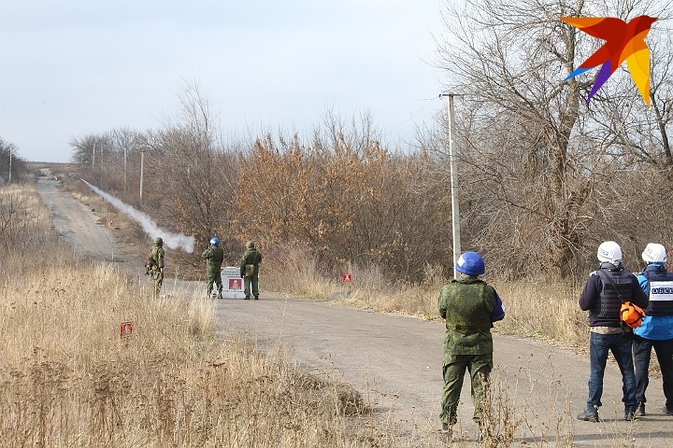 В 13.10 представители ДНР выпустили в небо зеленую ракету, спустя пять минут последовал ответ с украинской стороны Фото: Никита МАКАРЕНКОВ, Павел ХАНАРИН