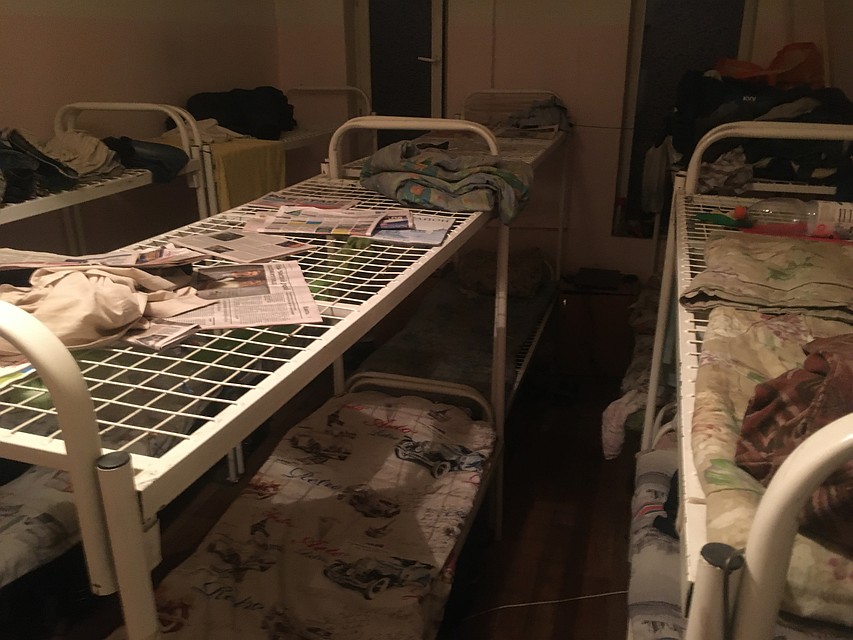 Но теперь это явно не гостиницы: шконки, как на зоне. Впрочем, многим квартирантам не привыкать. Фото: Павел КЛОКОВ