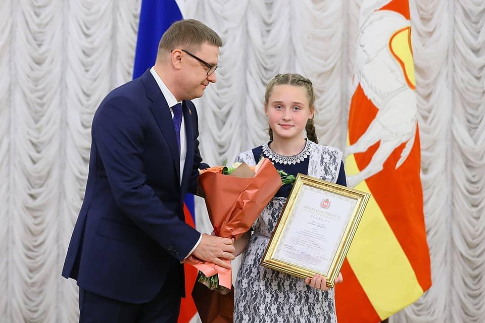 Елизавета Маслакова из Сатки спасла маленькую девочку, едва не попавшую под поезд. Фото: gubernator74.ru