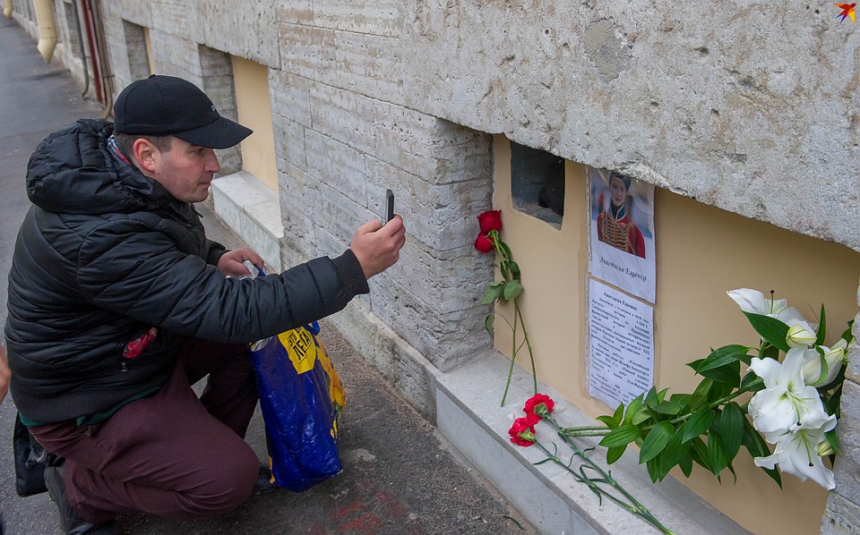 Прохожие останавливаются около самодельного мемориала Фото: Олег ЗОЛОТО