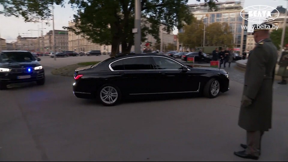 Александру Лукашенко принимающая сторона подала к трапу новенькую рейстайлинговую BMW 7-ой серии в версии Long – это самая представительская и самая новая машина, которая выпускается баварским концерном. Кадр БелТА.