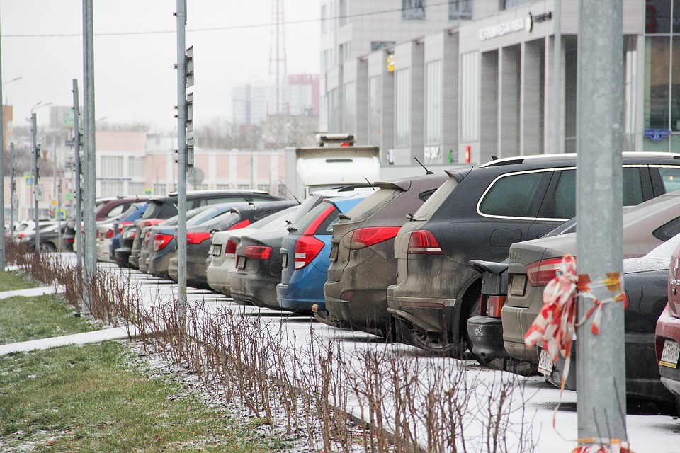 Машин в городе становится все больше. Фото: Василий Вахрин