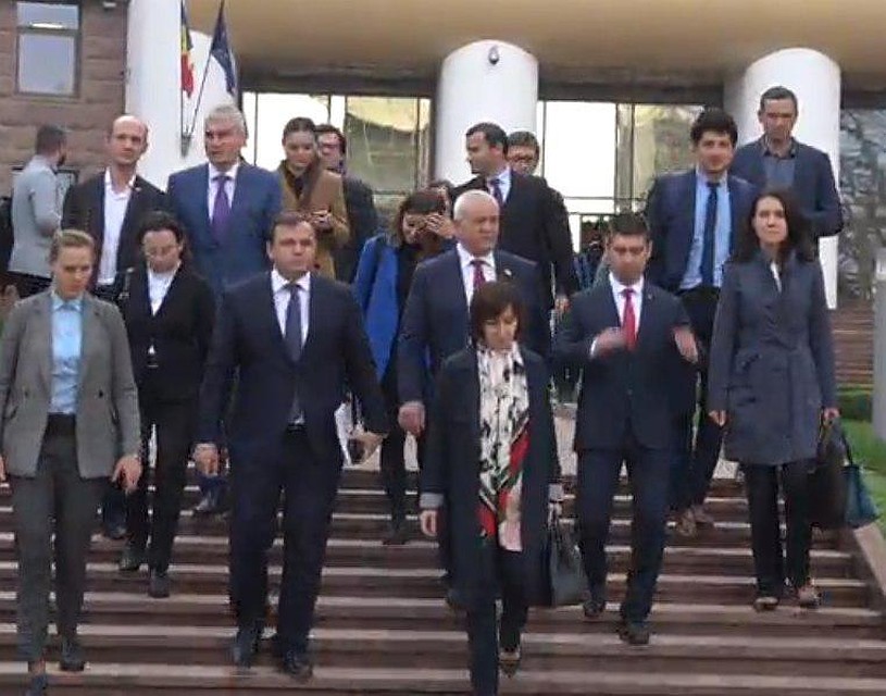 Члены правительства выходили из парламента в приподнятом настроении.