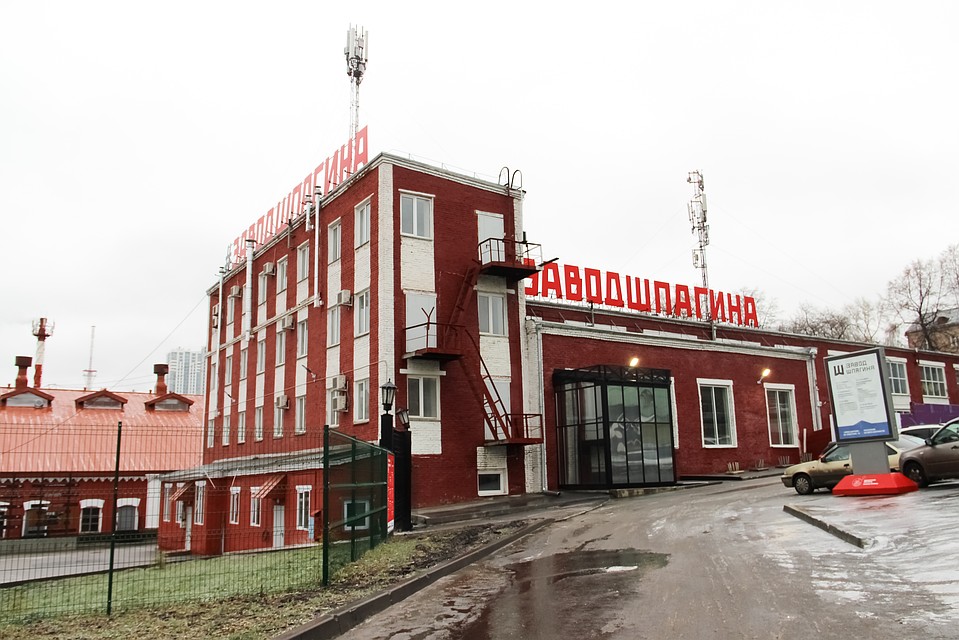 Завод Шпагина обещают сделать популярной площадкой, но стоянку перед ним закрыли. Фото: Василий Вахрин