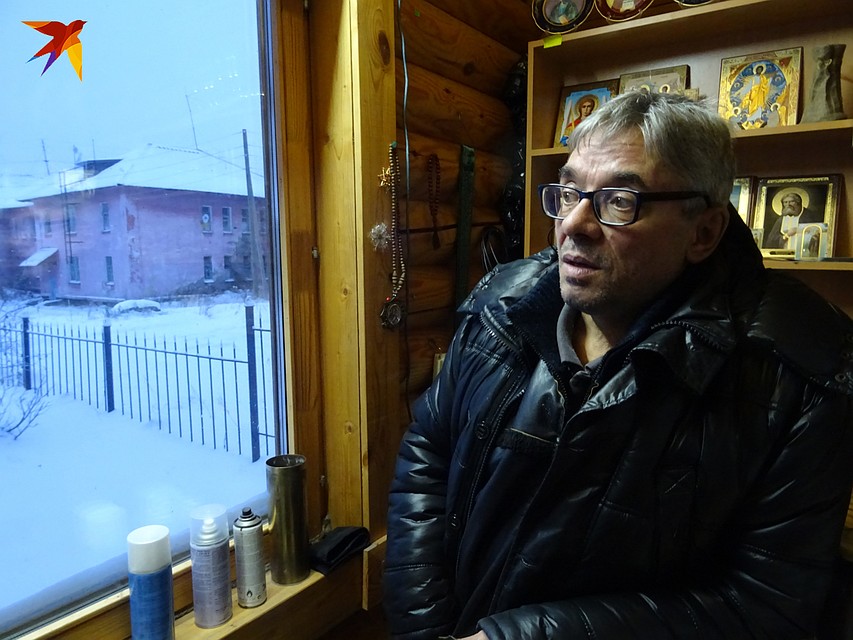 Звонарь Владимир Николаевич с грустью рассказывает, как на его глазах вымирает поселок Северный Фото: Алексей ОВЧИННИКОВ