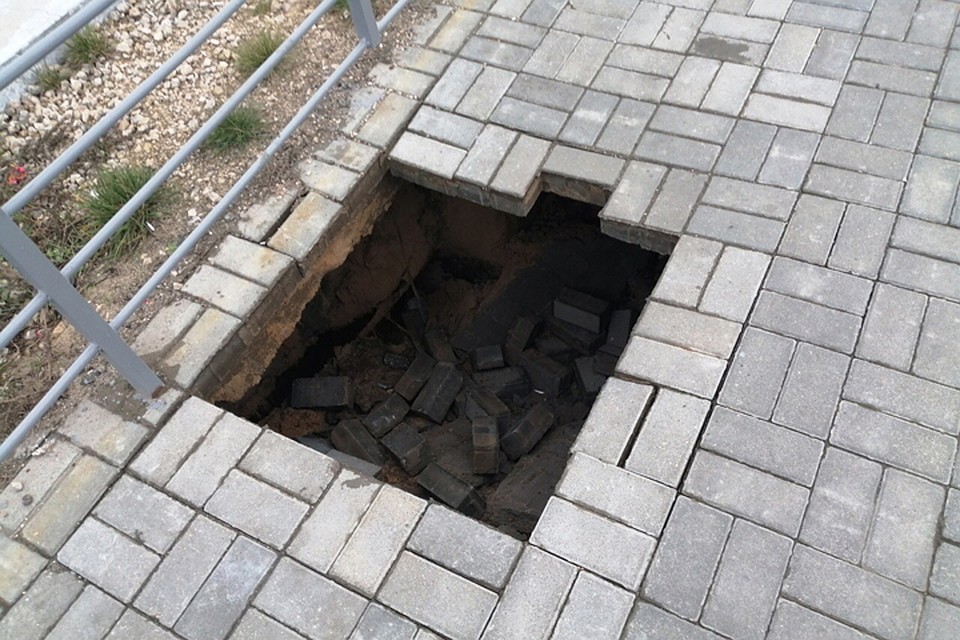 «Кто-то решил поиграть в тетрис»: на Волжской набережной снова образовались провалы. Фото: Ольга ВАСНЕСЕНСКАЯ