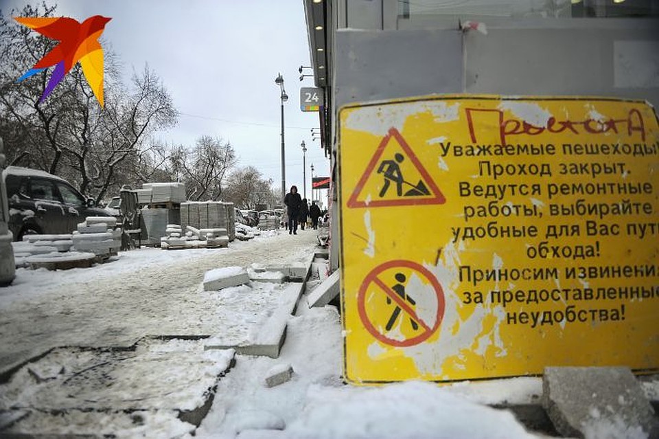Тем временем укладка плитки на проспекте Ленина продолжается. Фото: Алексей БУЛАТОВ