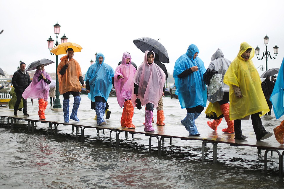 Группа китайских туристов в Венеции. Фото: GLOBAL LOOK PRESS