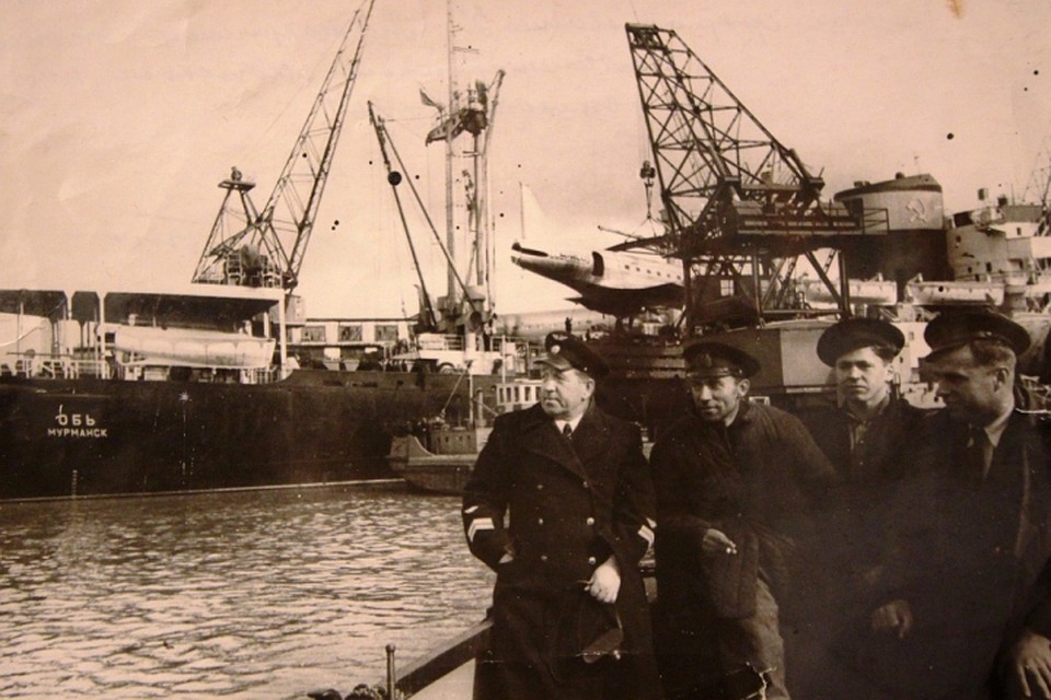 Погрузка замолетов в арктическую экспедицию (1957 год). Слева - Петр Бубнов.