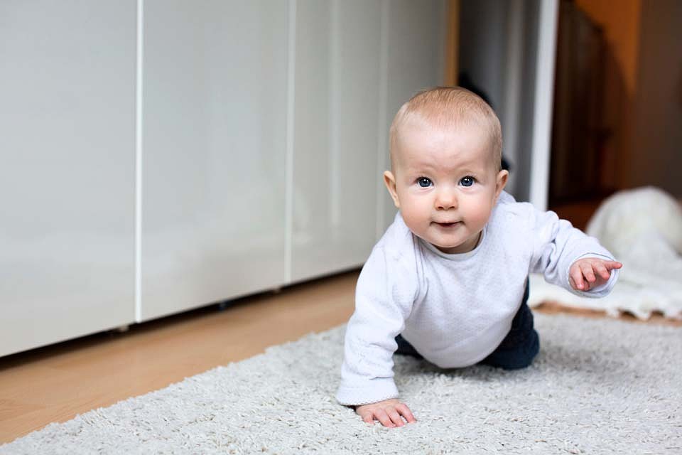 Учиться ползать и ходить лучше по ковру. Фото: GLOBAL LOOK PRESS