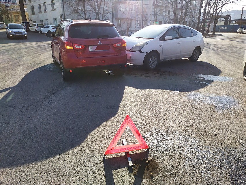 Девушка за рулем Mitsubishi хотела проскочить Фото: Милана СОКОЛ