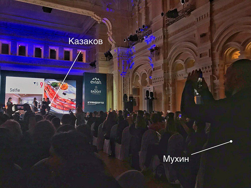 Владимир Мухин (White Rabbit) снимает на телефон, как Анатолий Казаков (Selfie) получает награду за 9-е место в списке лучших ресторанов Москвы Фото: Леонид ЗАХАРОВ