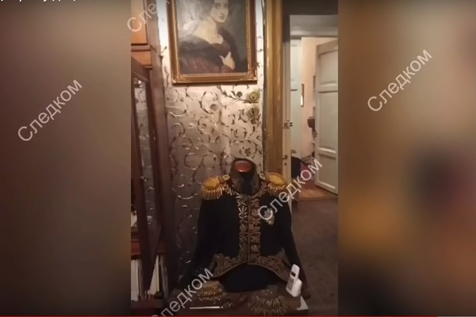 Для своего мундира Соколов отвел в квартире особое место. Фото: кадр оперативной съемки
