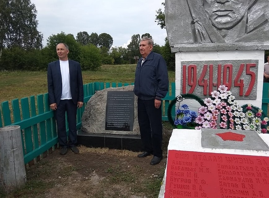 Юрий Печин (слева) и Геннадий Лупарев – родственники казненного Ивана Лупарева стали главными вдохновителями создания памятника Фото: Марина КОЧНЕВА