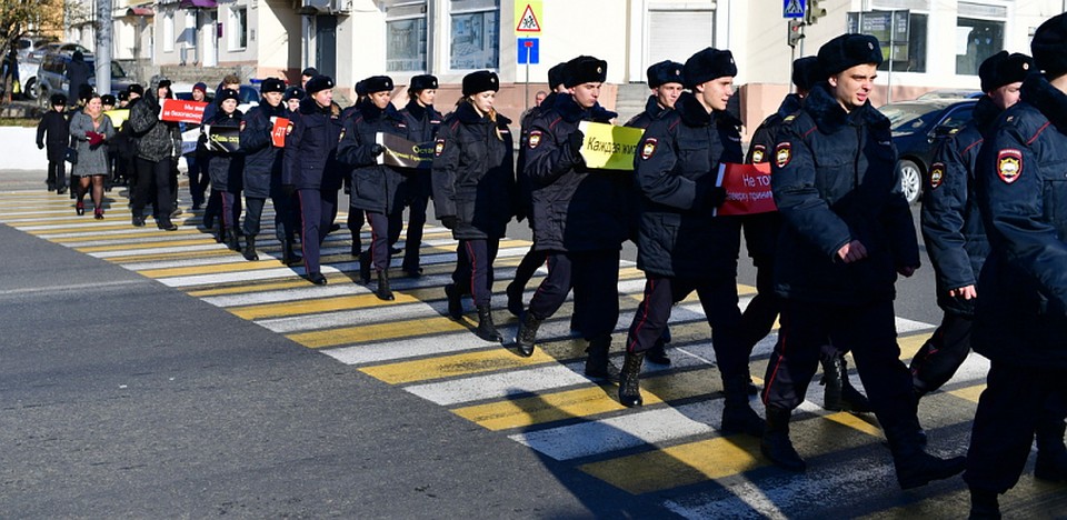 колонне вместе с полицейскими прошли члены Общественного Совета при УМВД России по городу Владивостоку, ветераны МВД, курсанты Владивостокского филиала Дальневосточного юридического института МВД России