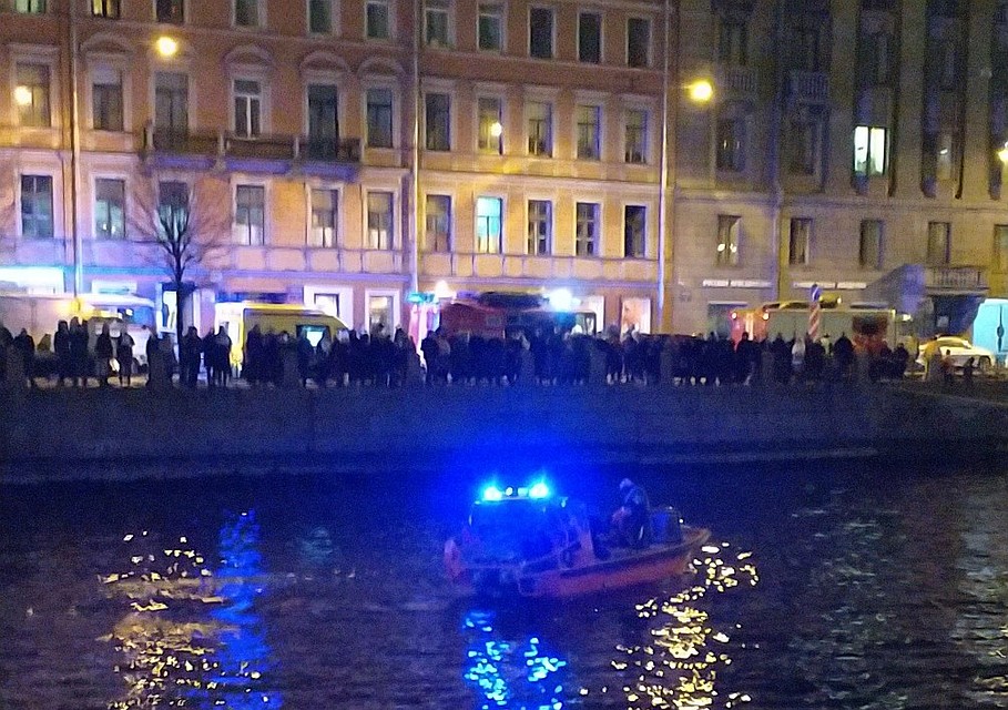 Спасатели нагрядят прохожих, которые бросились в воду Фото: vk.com/spb_today
