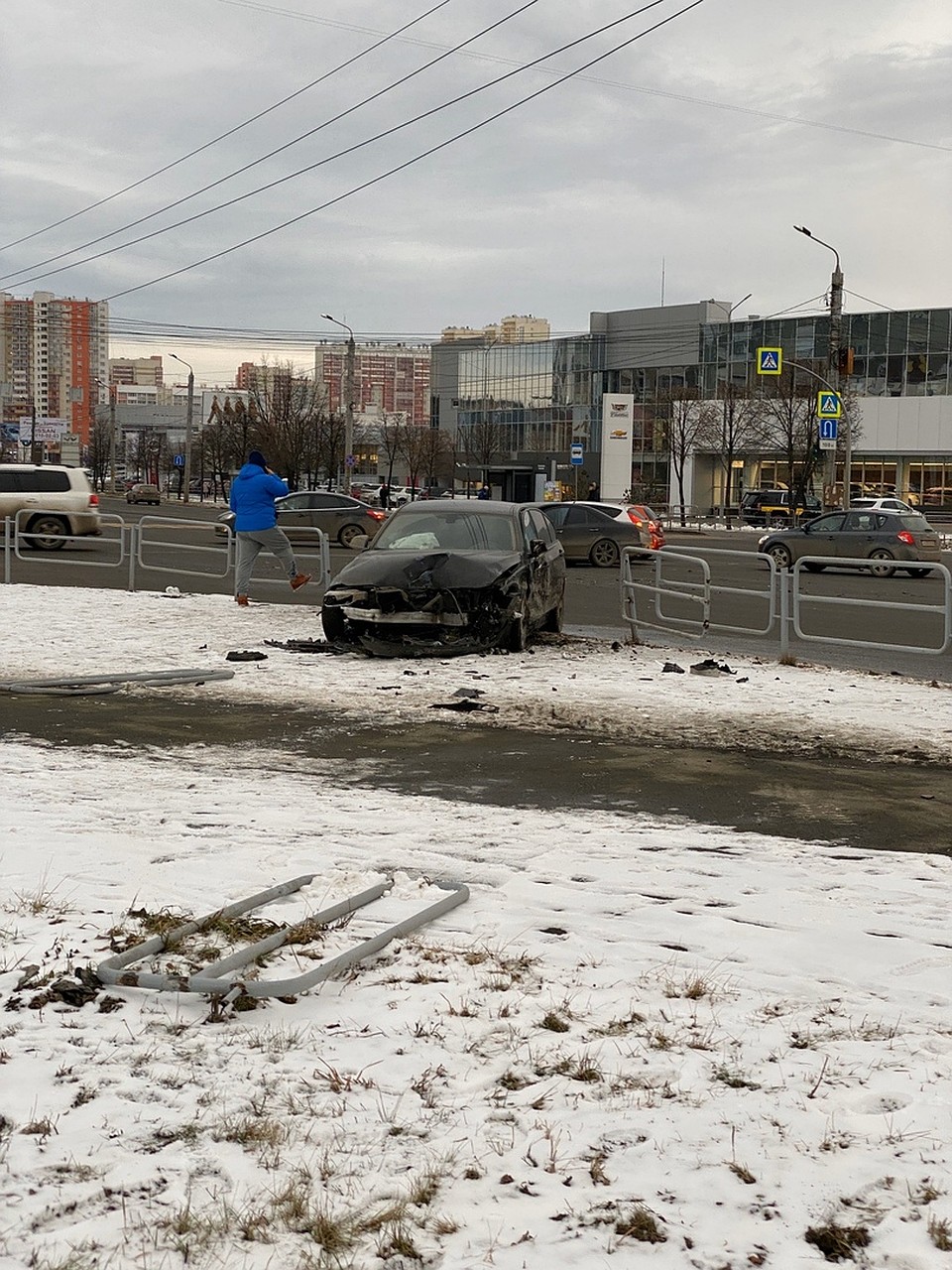 На этом снимке хорошо видно, как далеко разлетелись секции забора. Фото: Ринат Ребров.