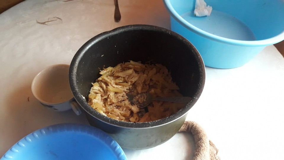 Засохшие макароны и сырая вода - это все, что оставила мать своим четверым детям.
