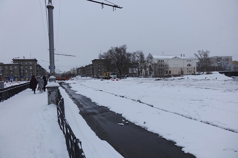 С одной стороны моста пешеходы пока могут ходить, а на другой уже демонтировали ограждение. Фото: Галина ШЕЛГАЧЕВА