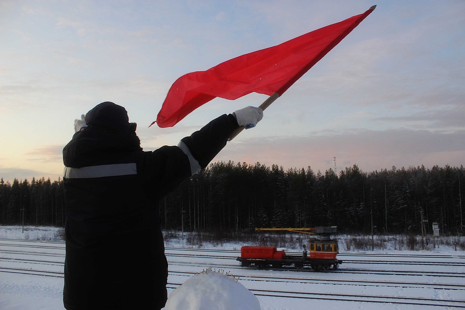 Поезда не устают приветствовать людей, которые в мороз дежурят на постах Фото: Анастасия МАШКАЛЕВА