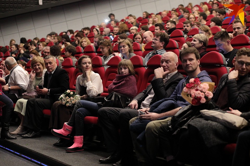 На премьере фильма внимание к Насте было повышенным: фотографы, операторы... «Я не позировала, просто смотрела», - скажет через пару дней Настя. Фото: Святослав ЗОРКИЙ