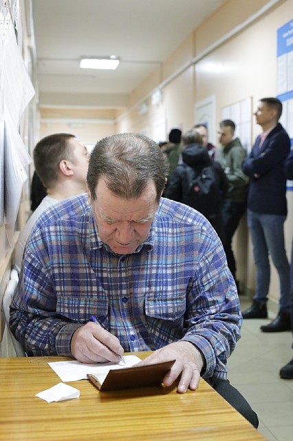 Виктор пришел за справкой, потому что уверен, что завтра она будет стоить «4 500 рублей» Фото: Наталия БЕШКАРЕВА