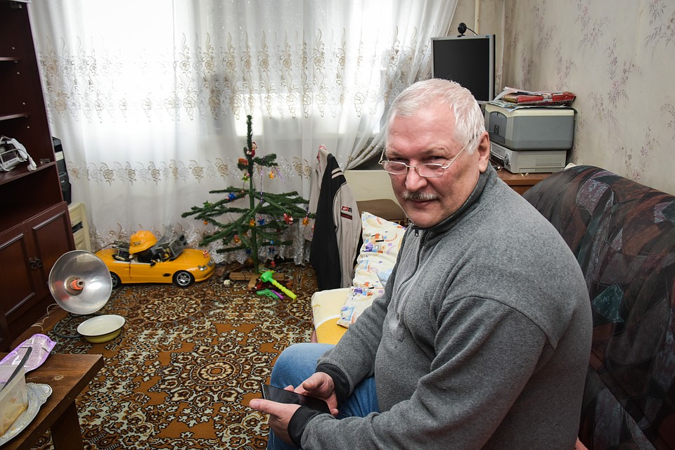Владимир Белоусов поставил под обогреватель чашку с водой, чтобы не «сжечь» воздух. Фото: Алена МАРТЫНОВА