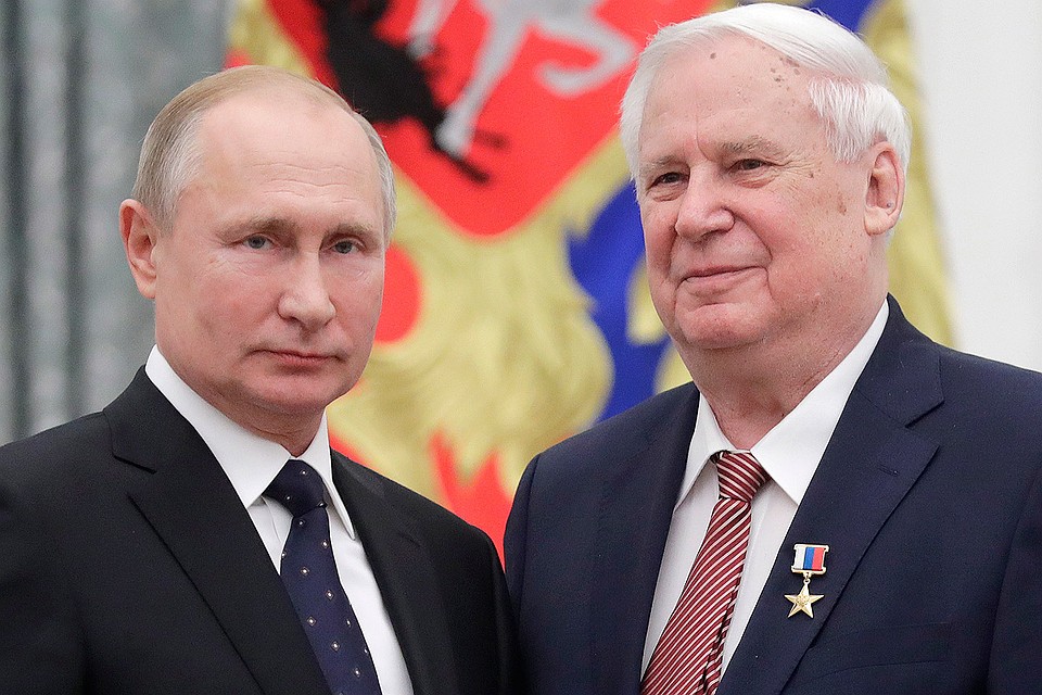 Владимир Путин и член комитета Совета Федерации по федеративному устройству, региональной политике, местному самоуправлению и делам Севера Николай Рыжков, получивший звание Героя Труда России. Фото Михаил Метцель/ТАСС