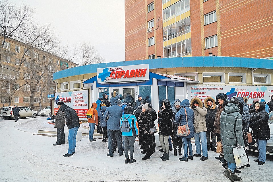 Таких очередей во многих российских городах не видели давно. Разве что в первый день продаж новых айфонов, а то и со времен позднесоветского дефицита. Фото: Мария ЛЕНЦ