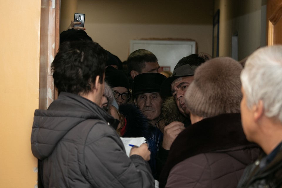 Поговаривают в очереди, что ушлые решили и заработать на очередях – место поближе к двери можно приобрести за 2000 рублей, чуть подальше 1500, 1000. Фото: Рустем АХУНОВ