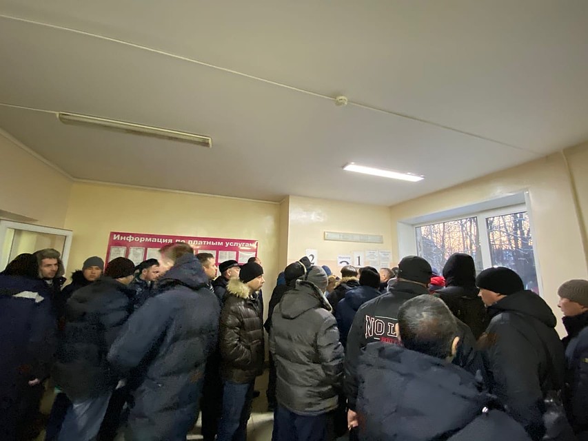 По словам ижевчан, некоторые из автомобилистов ночевали около наркодиспансера, чтобы занять очередь пораньше