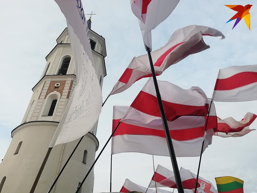 Белорусы, которые приехали на перезахоронение Калиновского: «Взяла носки, бел- чырвона-белы и уехала ночью в Вильнюс» Фото: Ольга ИВАШЕНКО