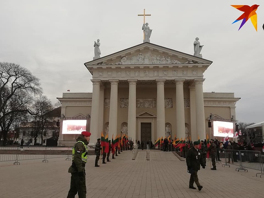 На площади в Вильнюсе, где проходит перезахоронение повстанцев, сотни белорусов. Фото: Ольга ИВАШЕНКО