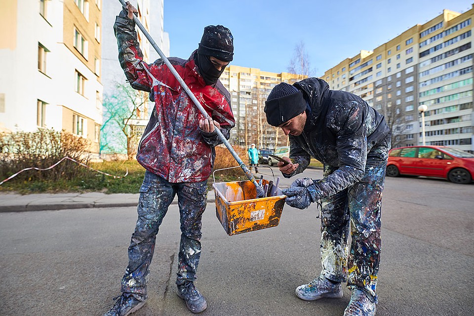 Несмотря на погоду, работа над муралом продолжается Фото: Павел МАРТИНЧИК