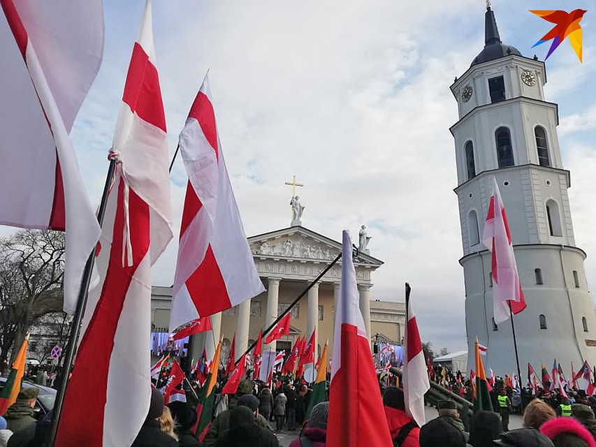 22 ноября в Вильнюс на торжественную церемонию памяти героев собрались тысячи людей. Фото: Ольга ИВАШЕНКО