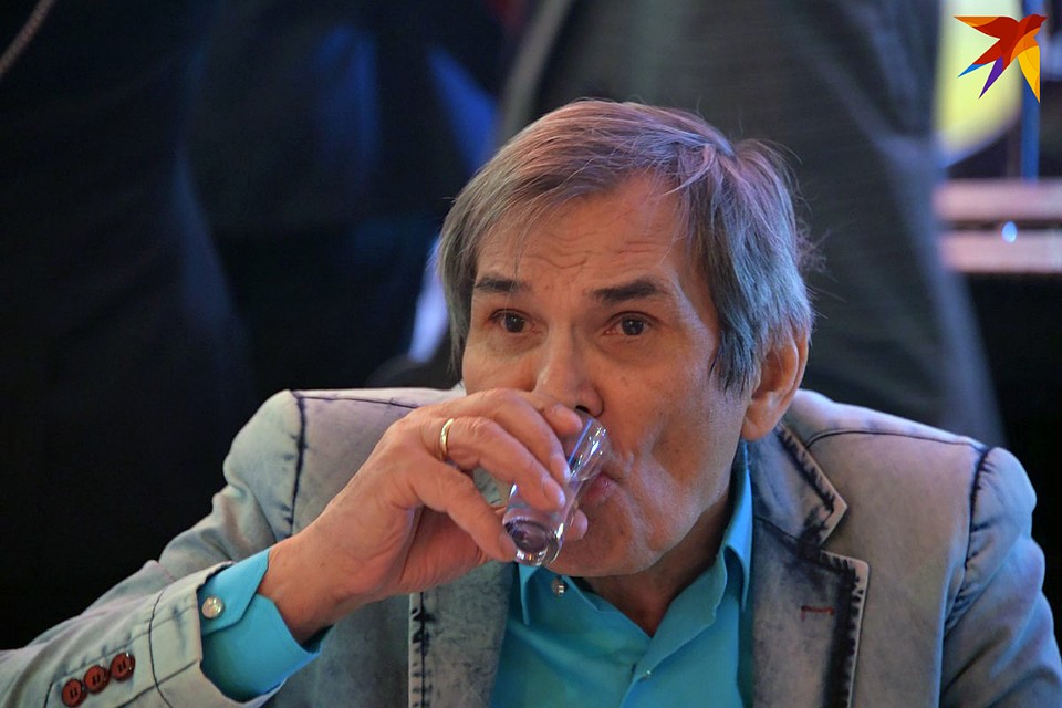 На ужине одной из музыкальных премий Алибасов спокойно пил водочку Фото: Владимир ВЕЛЕНГУРИН