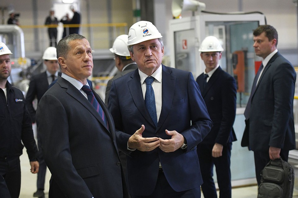 Делегация осматривает теплоэлектростанцию изнутри. Фото: предоставлены РусГидро