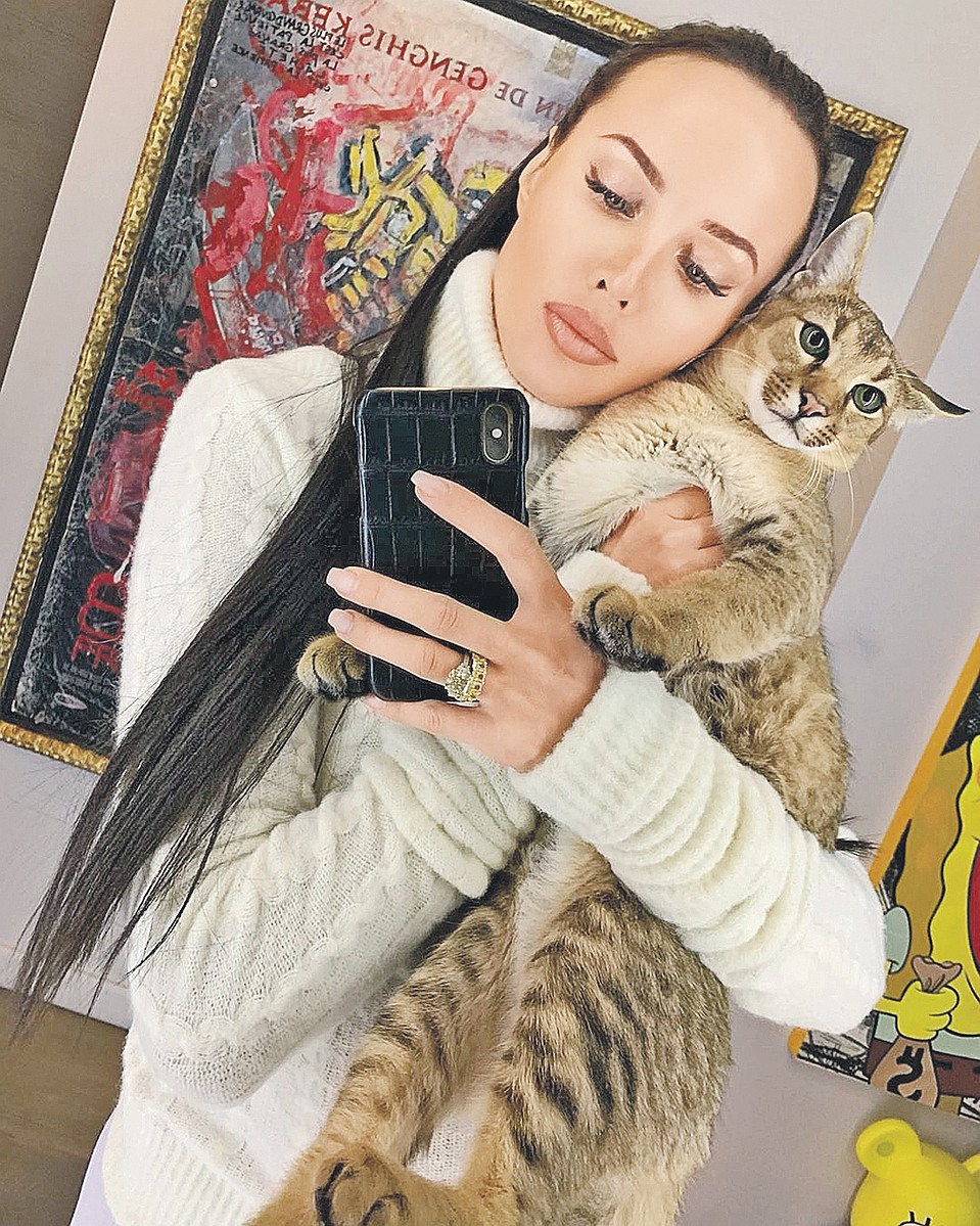 Анастасия Решетова носит на пальцах около 12 миллионов рублей. Фото: instagram.com/volkonskaya.reshetova