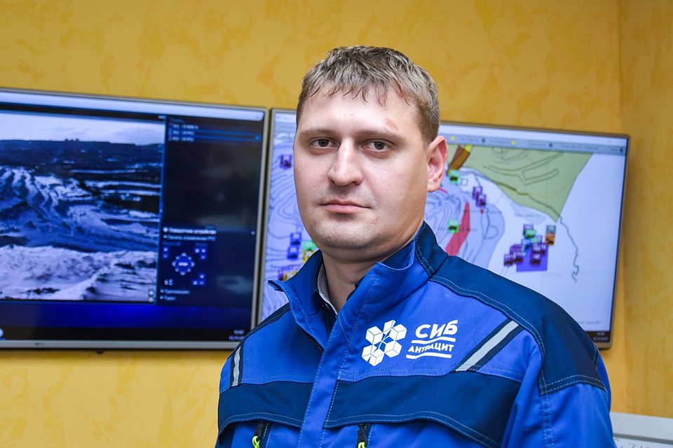 Дмитрий Белоусов: - Для диспетчера важны скорость мысли и реакция. Фото: Алена МАРТЫНОВА