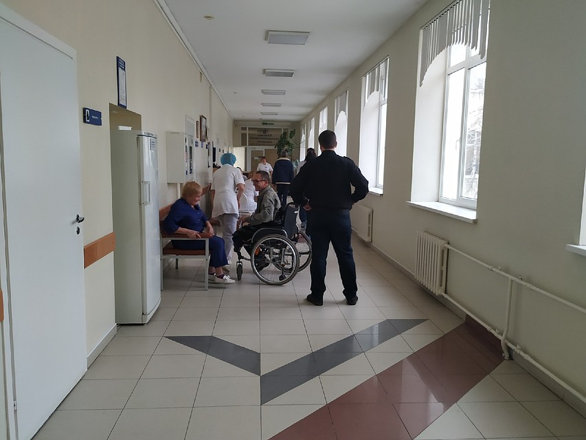 - Неделю назад его привезли с прободной язвой, прооперировали. Когда мужчина пришел в себя, он начал ко всем цепляться. Фото: Вера ЦЫГАНКОВА
