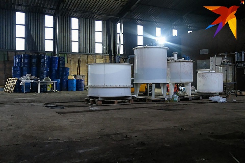 Часть оборудования, сырья и готовой продукции уже вывезено. Но что-то до сих пор остается внутри. Фото: Артем КИЛЬКИН