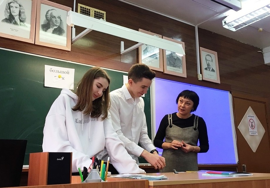 В рамках профилактической кампании «Знать о ВИЧ-значит жить» специалисты тольяттинского филиала Самарского областного клинического СПИД-центра провели уроки ВИЧ-безопасности для старшеклассников школы №73. Фото: samaraspidcenter.ru