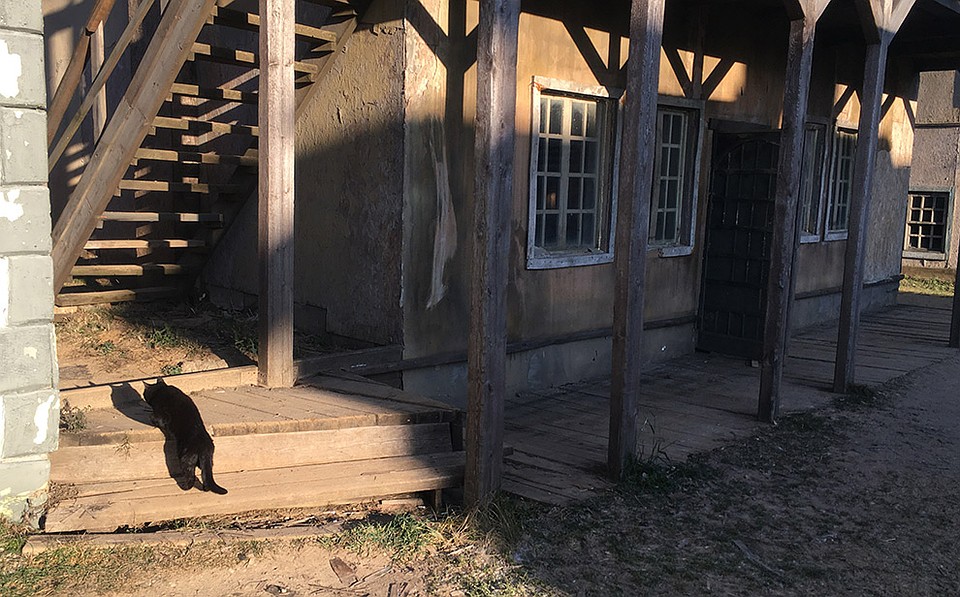 Городок построили 10 лет назад для съемок не самого известного телесериала. Фото: Павел КЛОКОВ