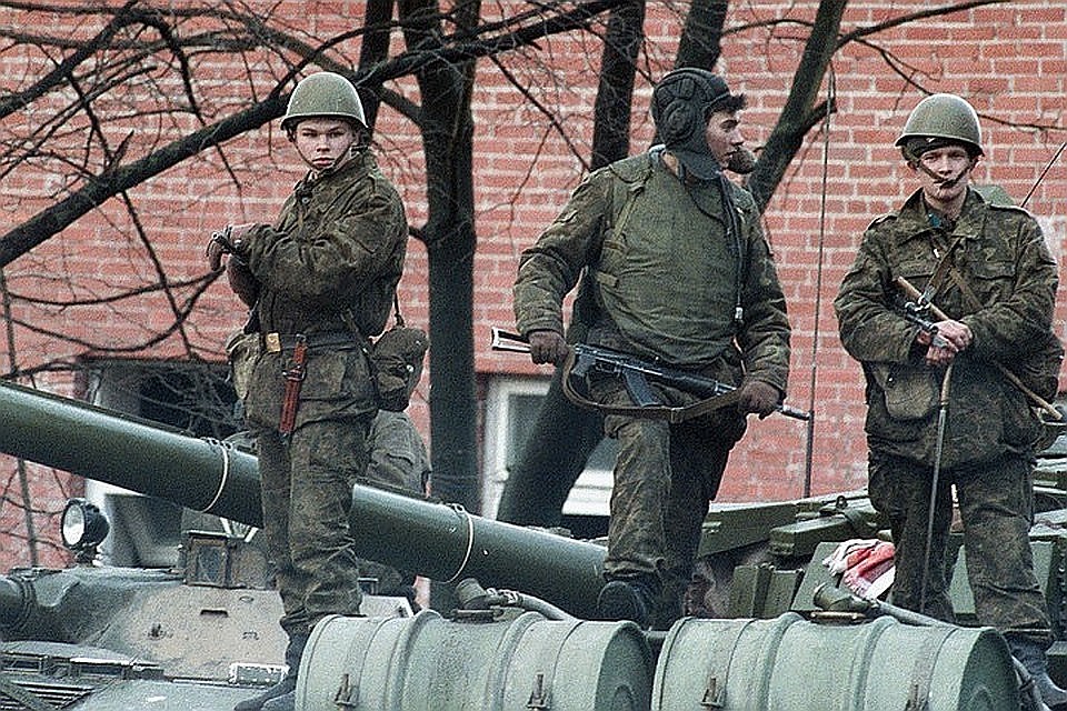 16 января 1991 г. Советские солдаты у здания литовского телецентра в Вильнюсе Фото: фотохроника ТАСС.