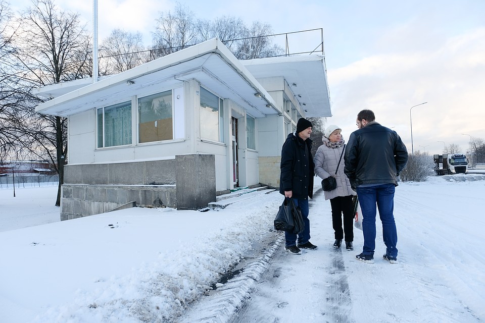 Мнения местных жителей по поводу уместности заведения разделились: кто-то категорически против, кто-то, наоборот, говорит, что не видит ничего страшного. Фото: Артем КИЛЬКИН