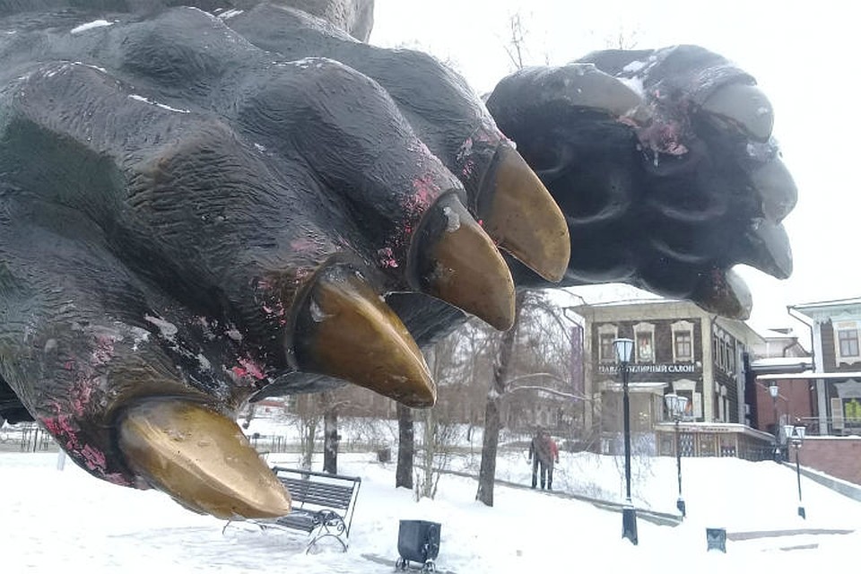 Красный лед с когтей Бабра быстро счистили. Фото: Юлия ПЫХАЛОВА